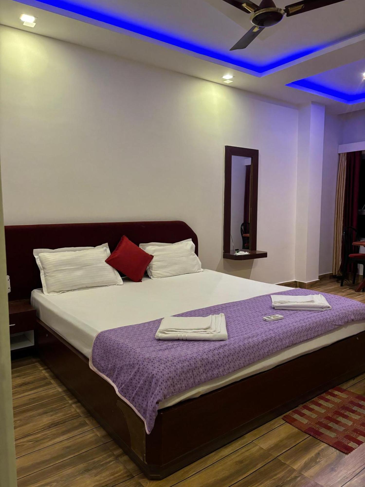 The Tamarind Tree Hotel & Restaurant Shadipur エクステリア 写真