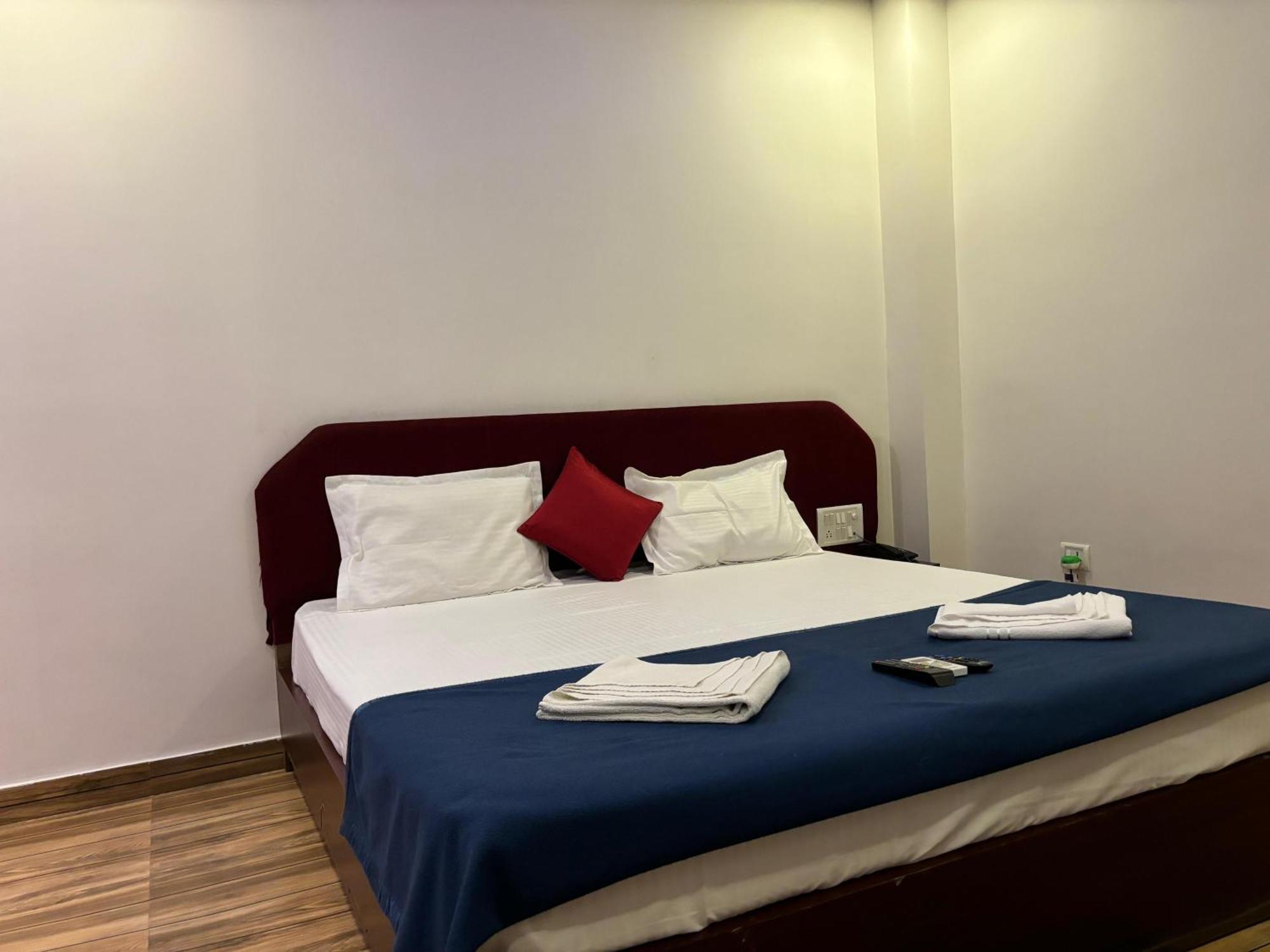 The Tamarind Tree Hotel & Restaurant Shadipur エクステリア 写真