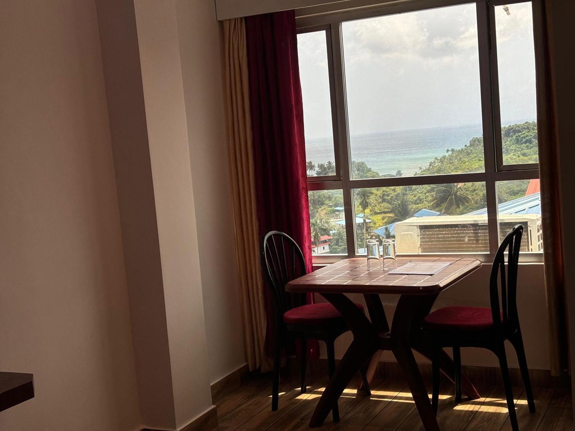 The Tamarind Tree Hotel & Restaurant Shadipur エクステリア 写真